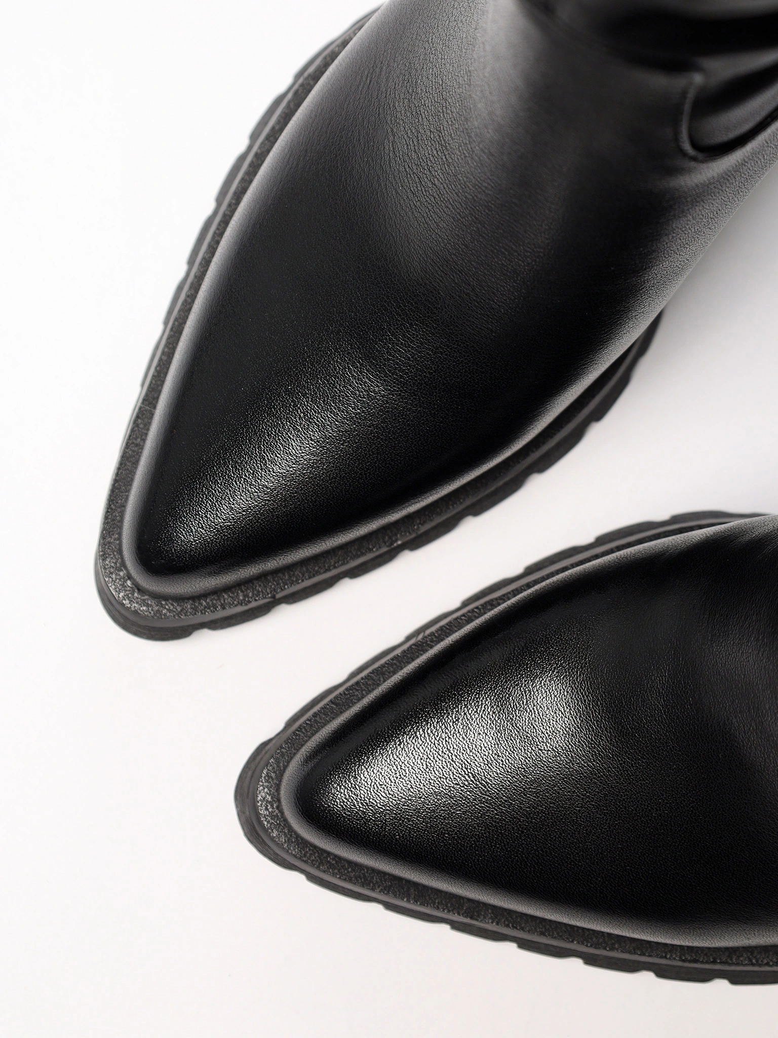 Сапоги черного цвета на высоком каблуке